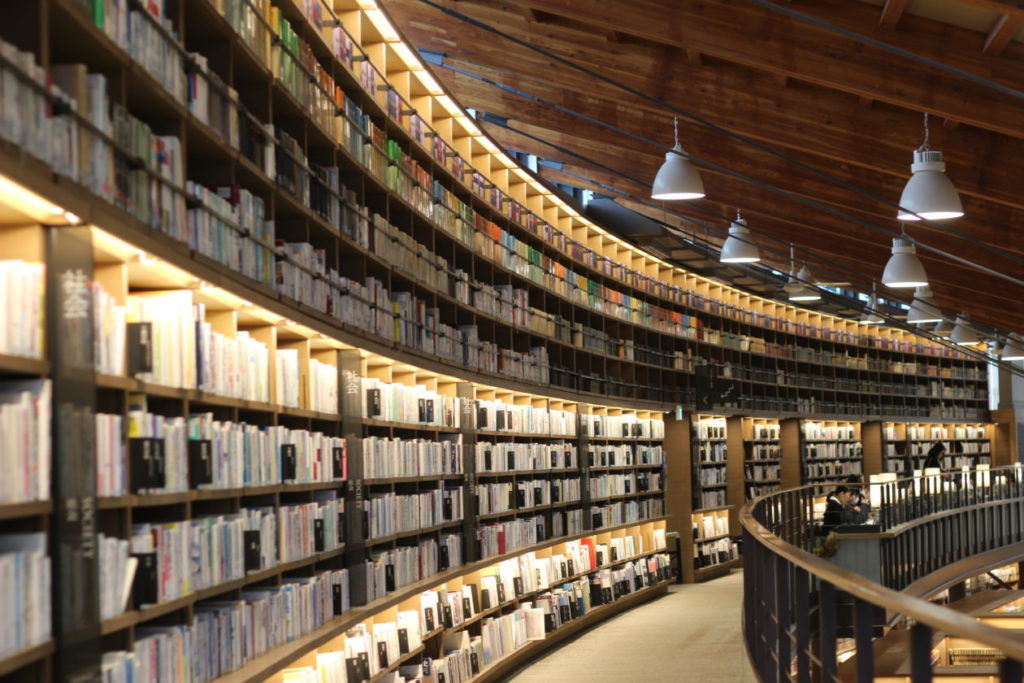 写真：武雄図書館にある圧巻の本棚