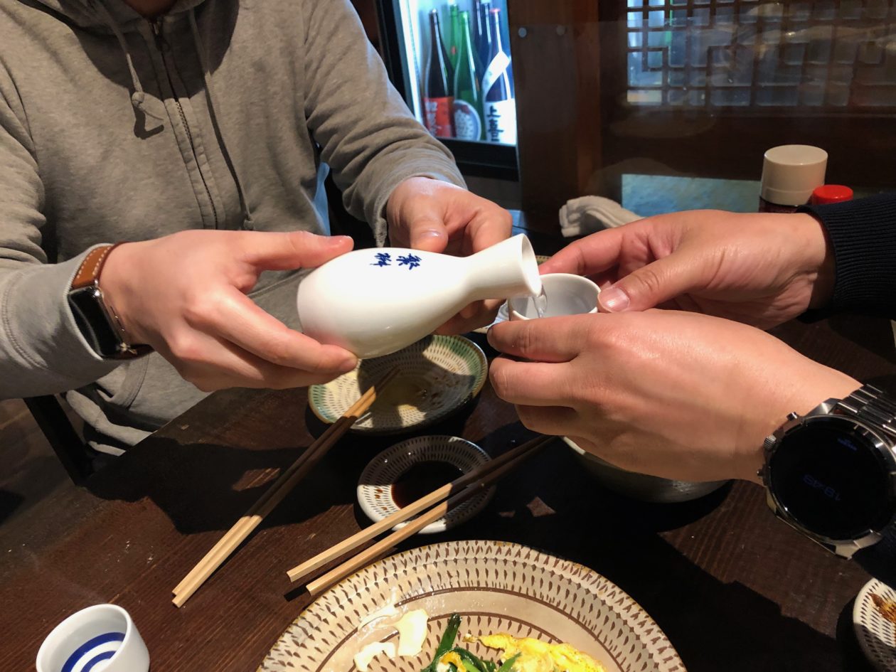写真：日本酒に手を出した2人